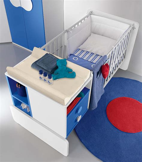 disposizione di una stanza per il bambino con fasciatoio e culla