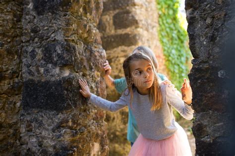 Bambini che esplorano un castello medievale