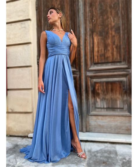 Donna in gravidanza che indossa un abito elegante e comodo in un ambiente luminoso