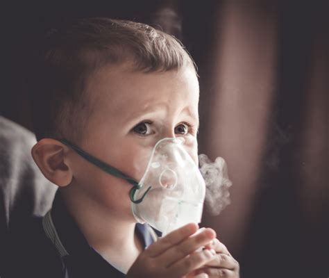 Bambino con naso chiuso che fatica a respirare