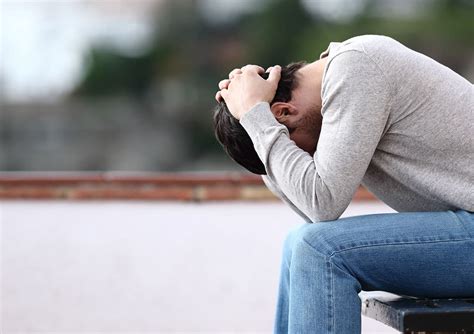 Persona con espressione di colpa o vergogna