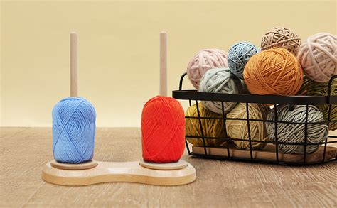 Attrezzi per uncinetto e filati colorati