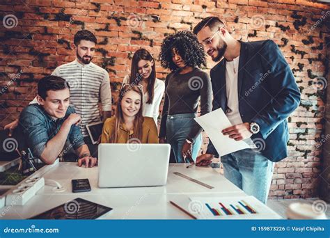 Immagine di un gruppo di professionisti che collaborano in un ufficio moderno
