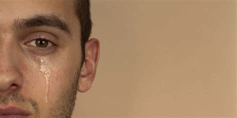 uomo che piange repressione emotiva