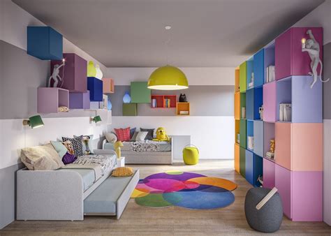 Una cameretta per bambini con colori tenui e una giostrina a forma di luna appesa sopra la culla