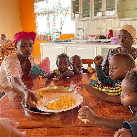 Suor Luigia Trombini con bambini in Etiopia