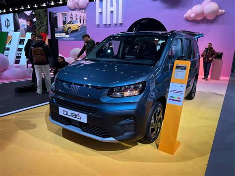 Bagagliaio della Fiat Qubo L con passeggino e bagagli