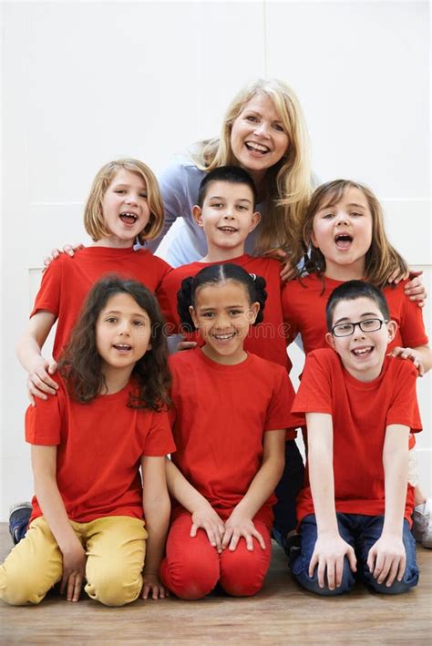 Bambini sorridenti mentre partecipano a un laboratorio didattico a scuola