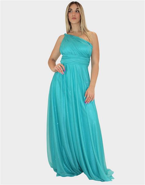 Bambina che indossa un abito elegante nei toni del verde tiffany durante una cerimonia all'aperto