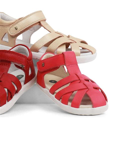 Varietà di sandali ragnetto e infradito per bambini