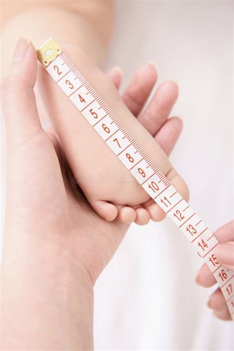 Illustrazione del metodo di misurazione del piede del bambino