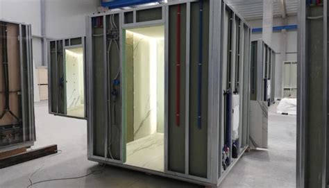Schema tecnico di una cellula bagno prefabbricata con dettaglio degli impianti a vista per la manutenzione