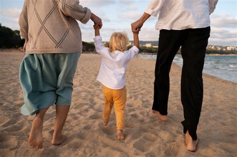 Bambino e genitore con gesti simili