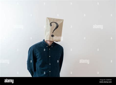 Persona con punto interrogativo sulla testa