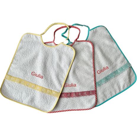 Varietà di bavaglini ricamabili e personalizzati