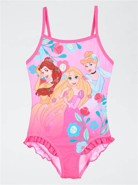 Bambina che sceglie un costume da bagno in un negozio