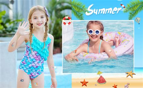 Bambina con costume intero che gioca in acqua