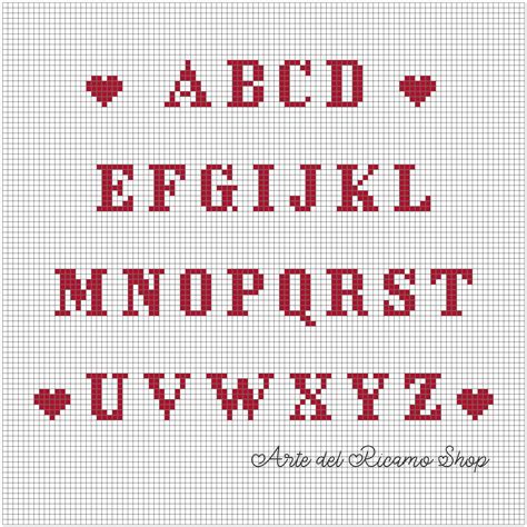 Schema punto croce con lettere dell'alfabeto per personalizzare bavaglini