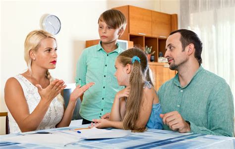 Genitori che parlano con i figli