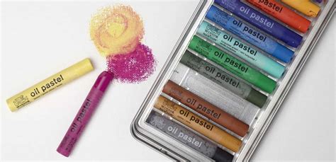 Manine di bambino che impugnano pastelli colorati su un foglio