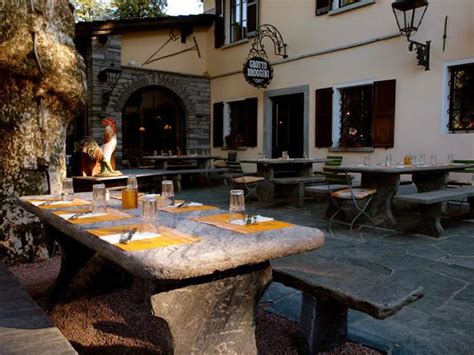Veduta esterna del Grotto Broggini con alberi secolari