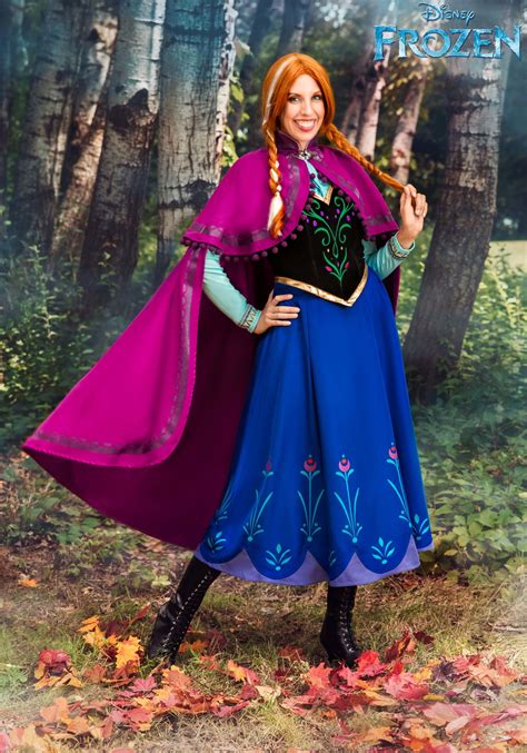 Dettaglio dei ricami e delle stoffe del costume di Anna Frozen
