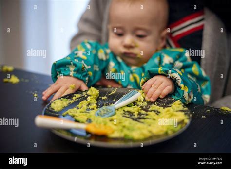Bambino felice mentre mangia un pezzo di torta sana