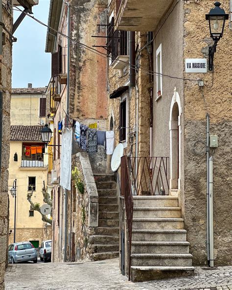 Anziani in piazza di un borgo italiano