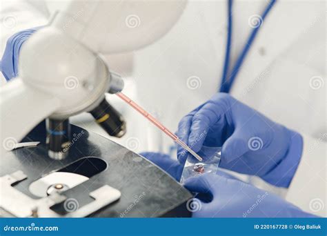 Microscopio che analizza campioni di tessuto
