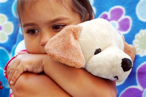 un bambino piccolo che abbraccia un peluche in un ambiente sereno