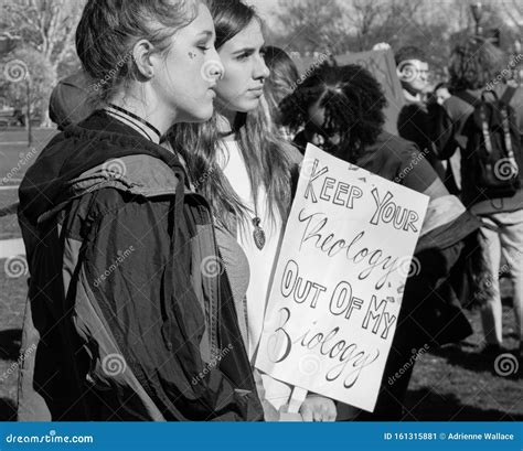 Donne cinesi durante una manifestazione per i diritti riproduttivi