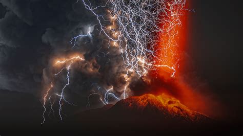 Eruzione vulcanica con fulmini all'interno della colonna di cenere