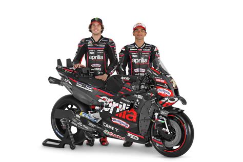 Bebè in tutina MotoGP con la scritta 