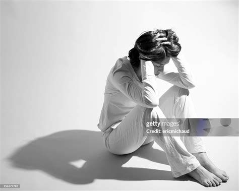 persona che tiene la testa tra le mani in segno di stress