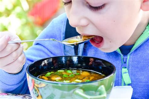 Bambino che mangia una bustina solubile