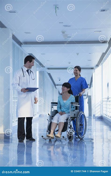 Ospedale con personale medico che assiste una paziente
