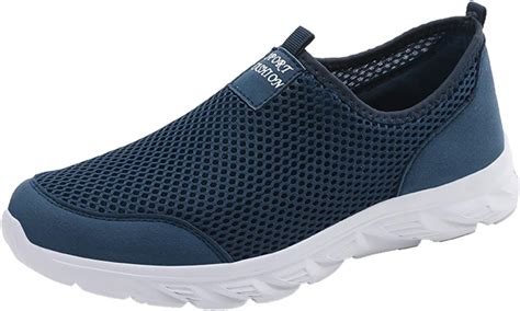 Bambino che indossa scarpe estive leggere e protettive durante il gioco all'aperto