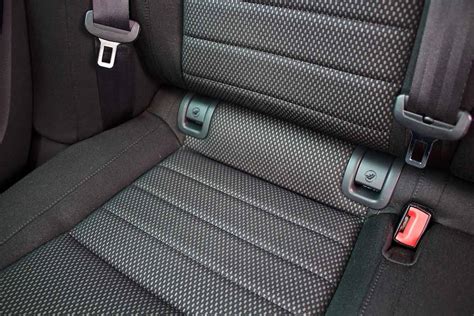 dettaglio del sistema di aggancio ISOFIX tra sedile e schienale