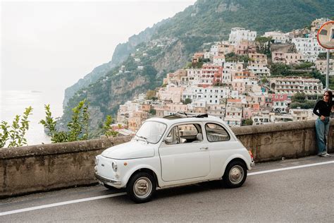 Fiat 500 parcheggiata in uno stretto spazio urbano