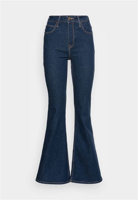 Esempio di styling: cardigan, jeans a zampa e scarpe in vernice per un look contemporaneo
