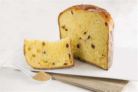 Una fetta di panettone con canditi e uvetta
