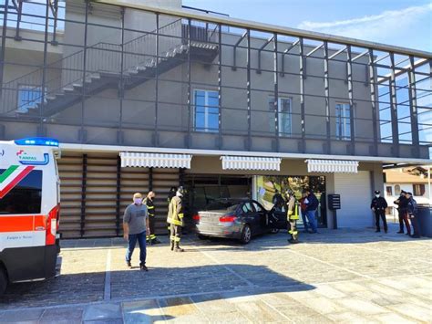 Esterno della moderna struttura della Farmacia Dr. Max a Brebbia