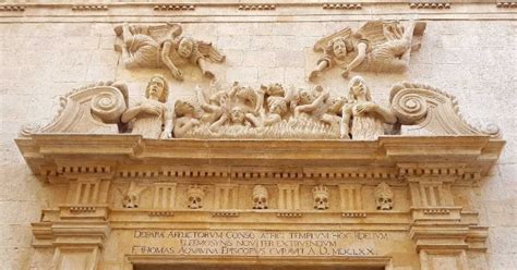 L'interno della Chiesa del Purgatorio di Bitonto con l'altare delle reliquie