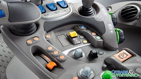 Dettaglio del cruscotto con radio FM e comandi del trattore John Deere