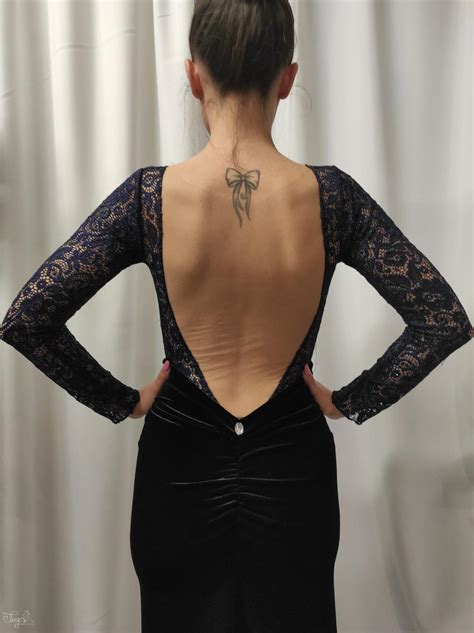Donna in tutina blu con dettagli in pizzo sulla schiena