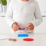 bambino che crea con perline pyssla