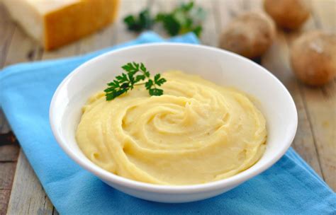 bambino che mangia purè di pesce e patate