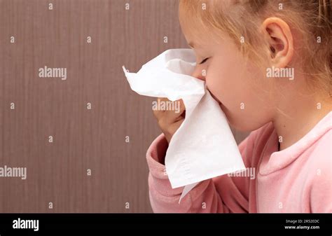 Bambino che tossisce e ha il naso che cola