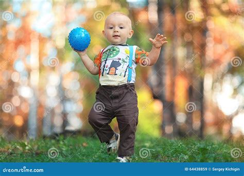 Bambino che gioca con la carrozzina Combi Roadstar Stelle C 68931 in modalità passeggino