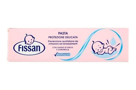 Bambino con pannolino e crema protettiva